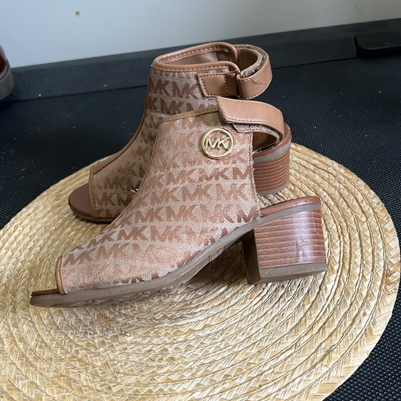 Michael Kors Kids Youth Canvas Monogram Peep Toe Sandals Heel Size 3 - Picture 7 of 16